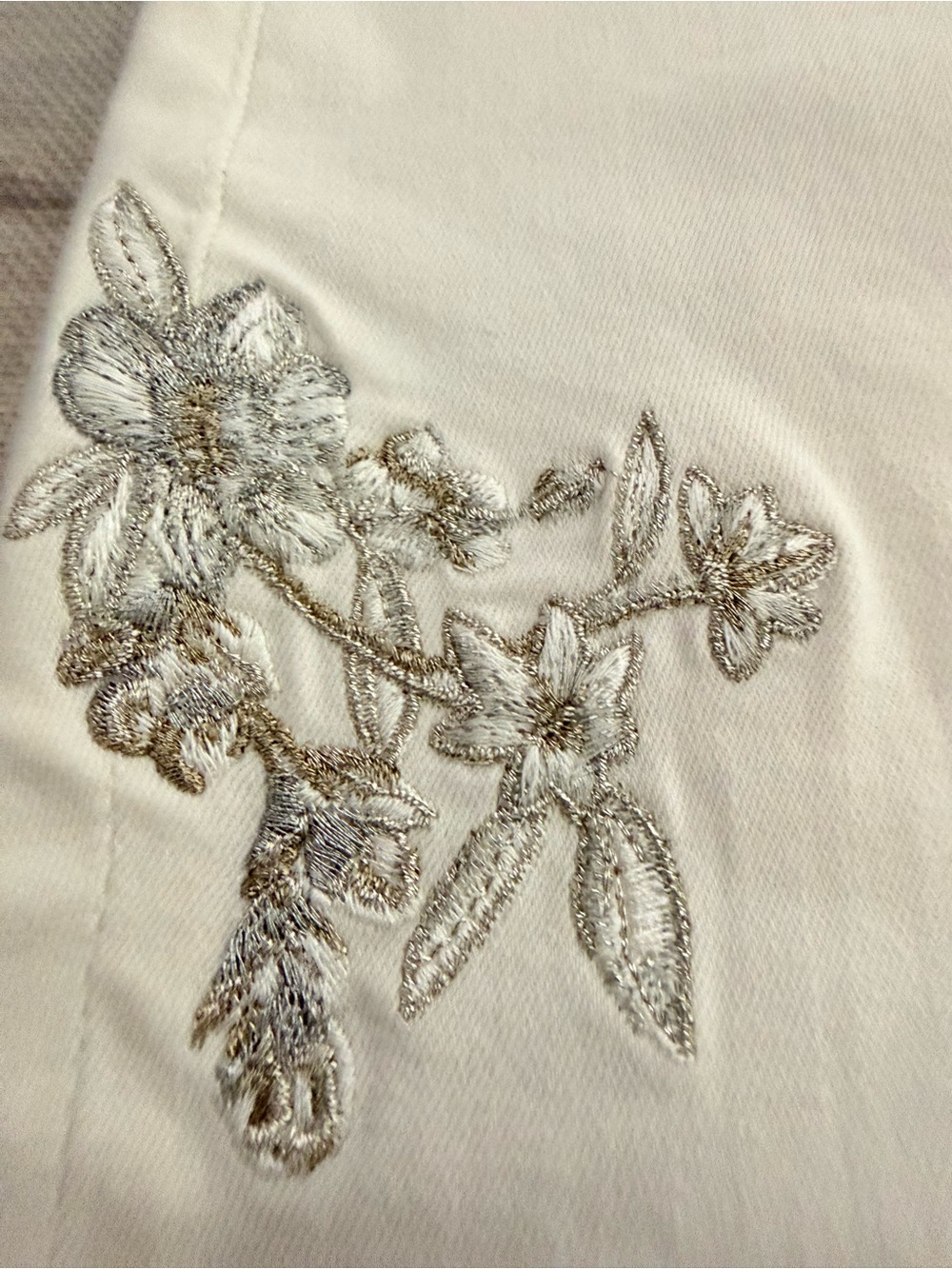 White House Black Market Embroidered White Crop Jeans for Women - Brand: - Picture 4 of 9